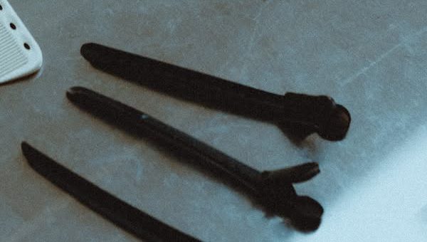 Presilhas pretas de separar mechas